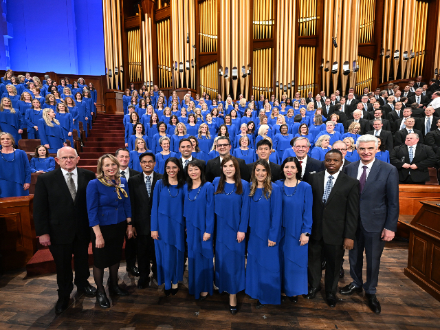 Participantes do Coro Global do Tabernáculo Cantam Louvores na Conferência Geral