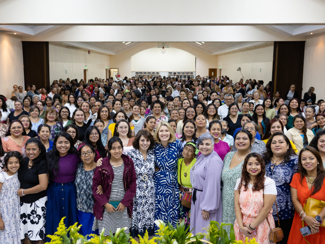 El Presidente Johnson ministra a las Hermanas de la Sociedad de Socorro en Guatemala