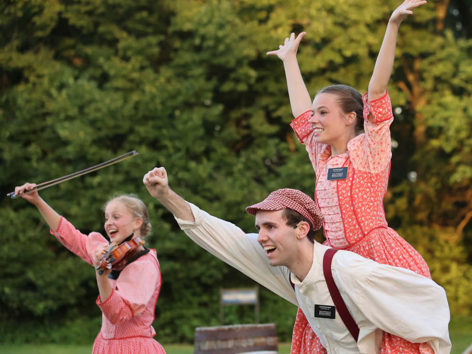 Nauvoo-performing-missionaries