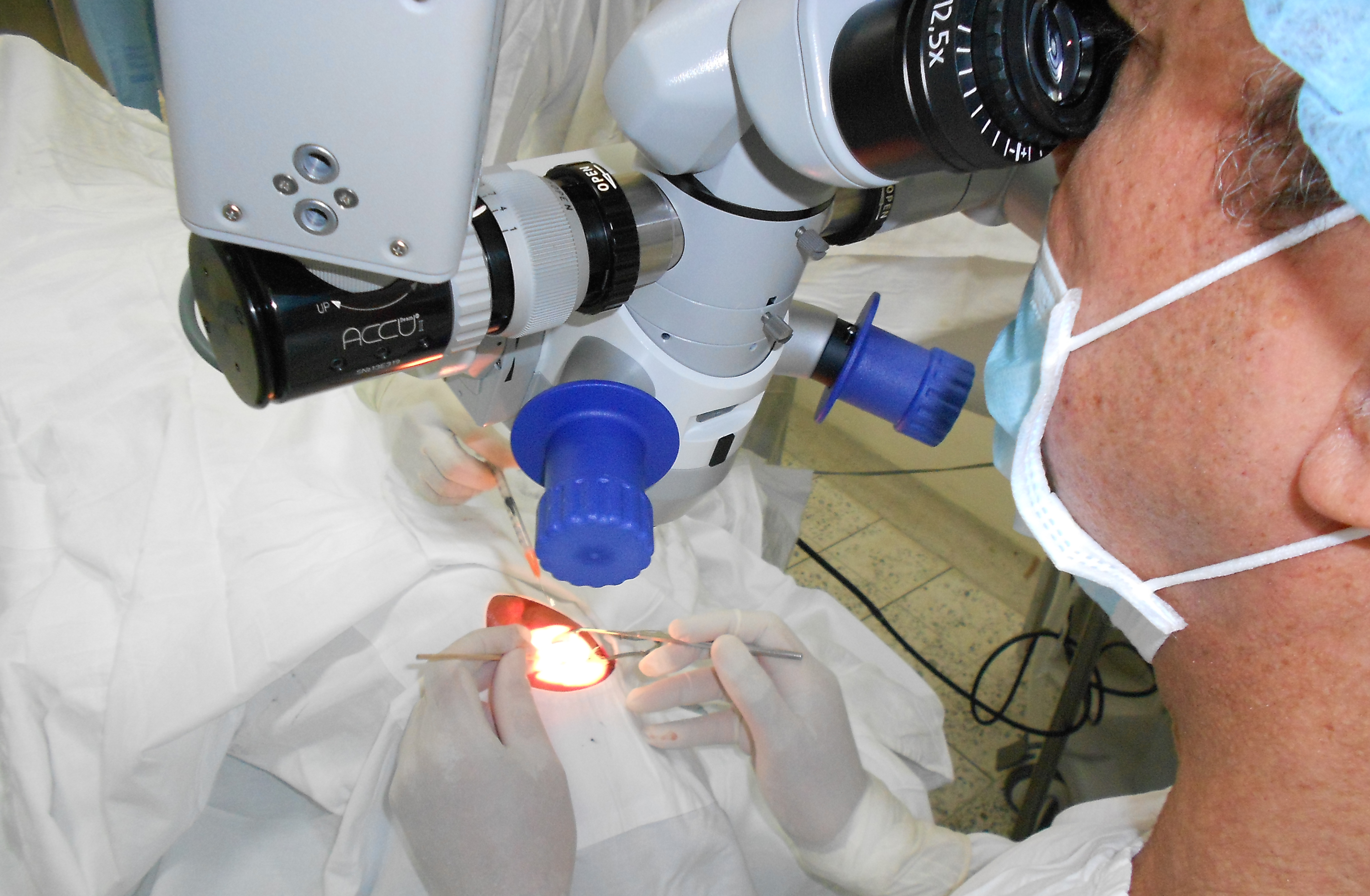 Colombia Eye Surgery Microscope2 cropped