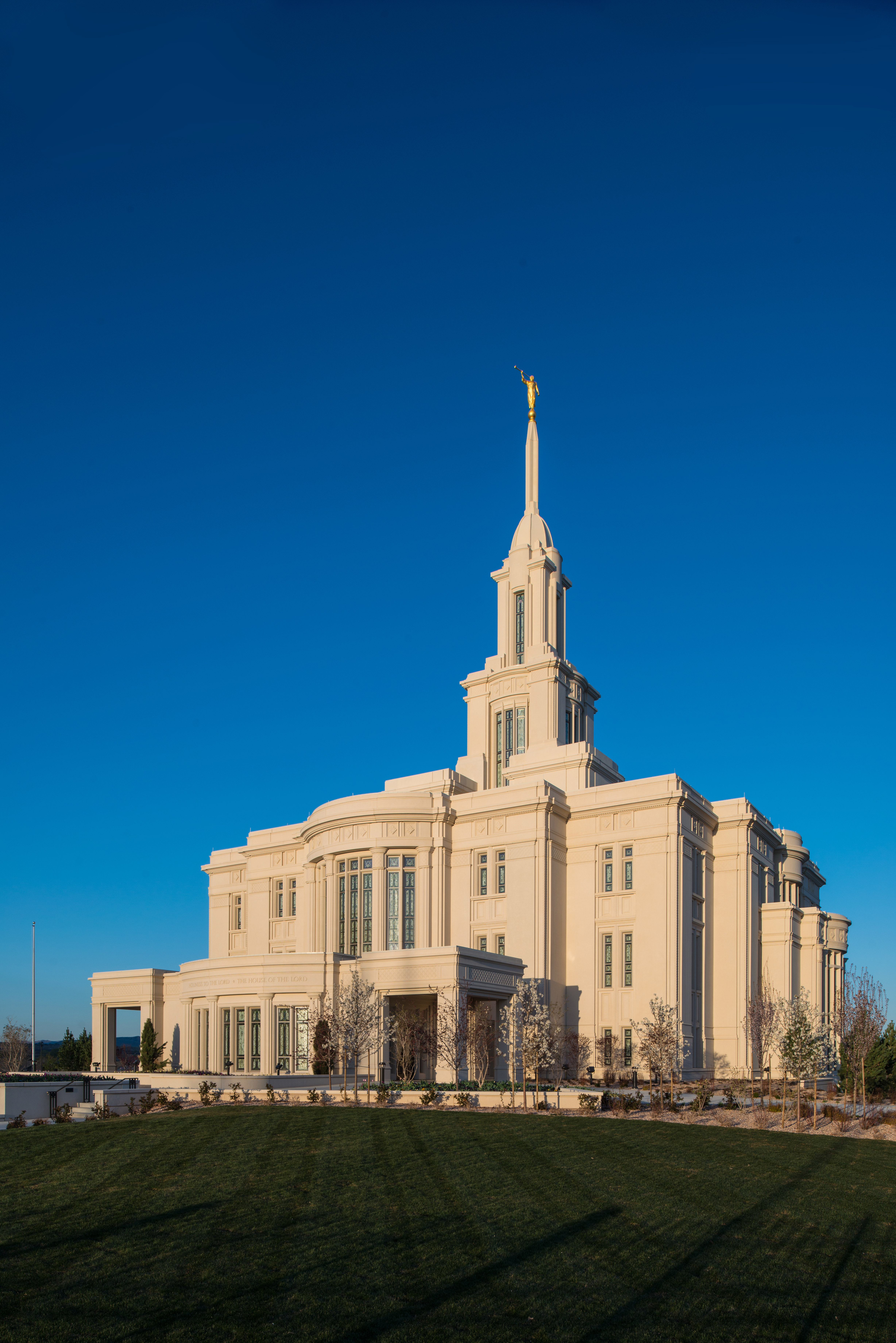 Payson Temple Exterior Day2015 resized
